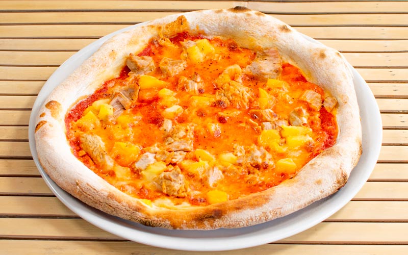 PalmBeach Tropical Restaurant | Cabo Verde | tomato, mozzarella, tuna, pineapple, black pepper