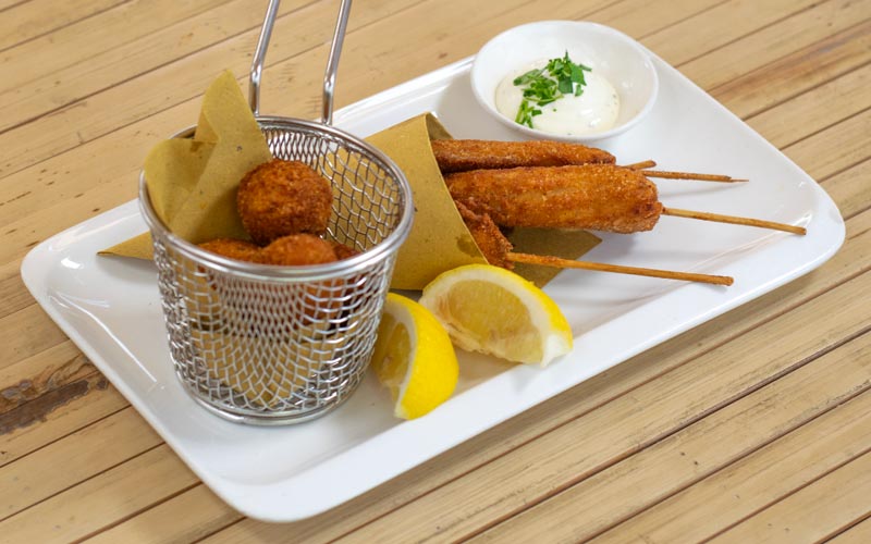 PalmBeach Tropical Restaurant | Croccanti Finger di Pesce [da Condividere] | 4 polpette di polpa di pesce e patate + 4 spiedini di filetto di pesce + il tutto impanato e aromatizzato alle erbe accompagnato dalla nostra salsa palm beach