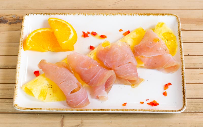 PalmBeach Tropical Restaurant | Tagliata di Ricciola Marinata e Ananas | ricciola o cernia (garoupa) secondo disponibilità, ananas, olio extravergine di oliva, pepe rosa e spezie