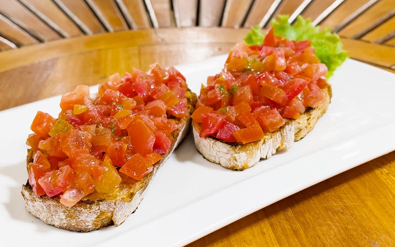 PalmBeach Tropical Restaurant | Bruschetta Italiana [da Condividere] | bruschette con pomodoro, basilico e olio extra vergine di oliva